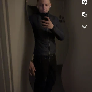 Woolrich jacka  - Säljer woolrich jacka som passar perfekt nu till hösten. Riktigt skön o snygg jacka  Sitter riktigt bekvämt. storlek S Kan mötas upp i Sala eller skickas på posten på köparens bekostnad  Kan säljas billigare vid snabb affär  Mörkblå