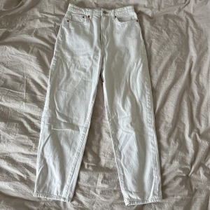 Vita jeans 🤍 - Loose mom jeans med ankellängd, jätte fint skick! 🤍