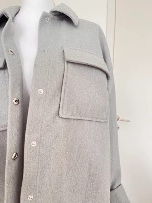 Vår jacka - En jättefin vår jacka till salu. Har hittat en annan och därför säljer jag denna. Jätteskönt material och passar perfekt till våren. Inte för varm, inte för kall.