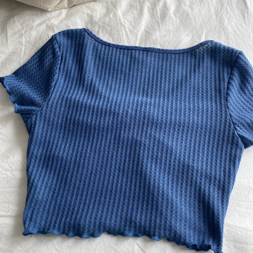 Hej, säljer en blå topp/ T-Shirt ifrån SHEIN , jätte söt på skulle dock säga att den är liten i storlek de står att de är en L men passar mig som är en S, typ aldrig använd . Toppar.