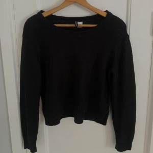 Tunn stickad tröja - Stickad tröja från hm med slits i sidan och lite längre i bak. Säljer då den inte används. Väldigt fint skick.
