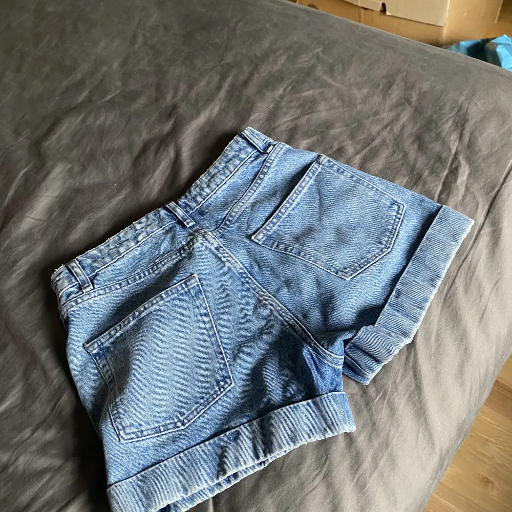 Jättefina jeansshorts i storlek 34. Har tyvärr växt ut dom och måste sälja dom. Jättefint skick. Skriv för fler bilder osv. . Shorts.