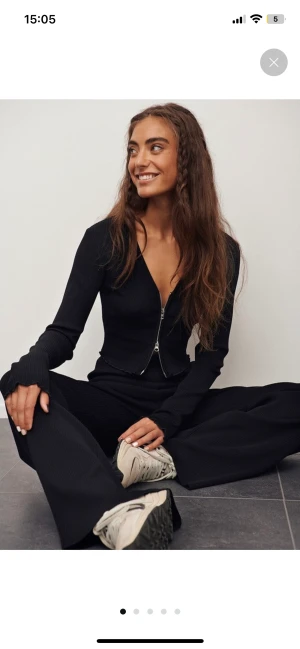 Sett - Säljer denna fina topp från cholé monchamps kollektion, även byxorna på bilden är till försäljning vid intresse🤍