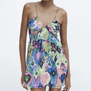 Zara klänning  - Jag säljer min zara klänning i storlek Xs. Jag köpte klänningen för en månad sen och har endast använts två gånger så den är i nyskick💗💗