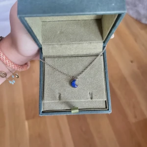 Maria Nilsdotter halsband  - Jätte fint halsband från Maria Nilsdotter med en blå måne på.💓