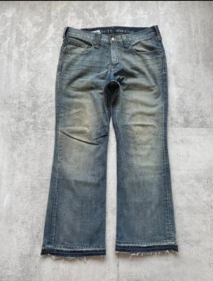 Carhartt relaxed vintage bootcut jeans - Ett par riktigt feta bootcut brallor från carhartt. Strl 30x33. Fitpic är 186 skulle passa bättre på någon som är några cm kortare 