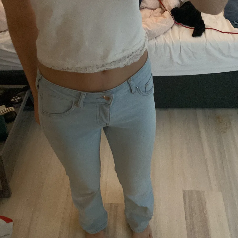 Intressekoll på mina ljusblåa  H&M jeans i storlek 34! Dom har lite små missfärgningar som är ljusa, men det syns inte så mycket pga att jeansen e så ljusa💗. Accessoarer.