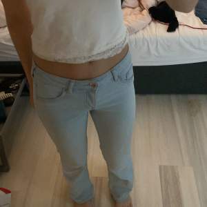 Intressekoll på mina ljusblåa  H&M jeans i storlek 34! Dom har lite små missfärgningar som är ljusa, men det syns inte så mycket pga att jeansen e så ljusa💗
