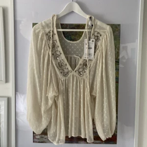 Vit blus Zara - Jätte söt blus från Zara i helt nyskick och prislappen sitter fortfarande kvar!