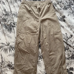 Coola byxor från weekday❤️‍🔥 - Ett par pösiga byxor ifrån weekday i storlek s