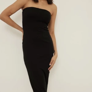 Svart tubklänning - Lång tubklänning från NA-KD, knappt använd då den är lite stor på mig 💓