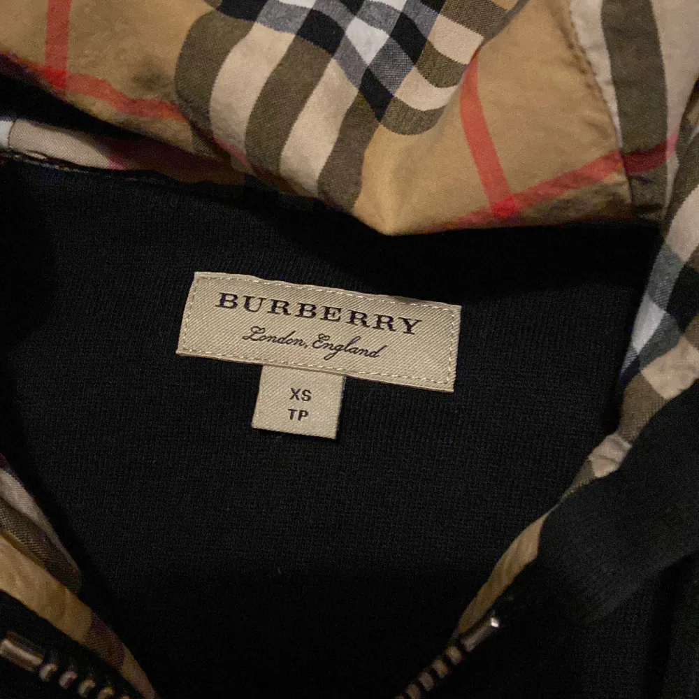 säljer min burberry hoodie då jag tröttnat på den storlek xs, jag har kvitto, och den är extremt fint skick jag skulle säga den e 9/10. Extremt eftertraktad . Kan byta. Hoodies.