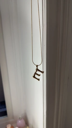 Halsband bokstav  - Säljer detta E halsband som jag haft länge men inte kommit till användning 
