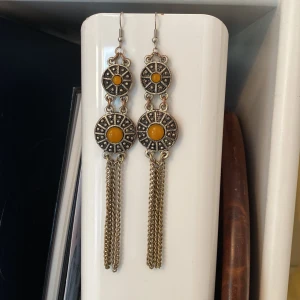 Örhängen  - Långa unika örhängen.