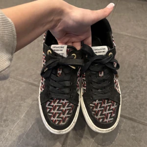 Zadig Voltaire sneakers  - Jättefint skick, dustbag tillkommer. Köpta på farfetch för ca 2 600kr. Kan bli mycket finare om man orkar tvätta dem, har legat i min garderob länge så de är inte i deras fulla potential. 
