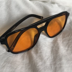 Solglasögon  - Coolaste solglasögonen från asos. Aldrig använt, inga defekter vill säga!