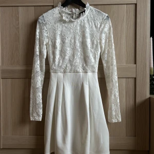 Vit spetsklänning - Endast använd dn gång på en skolavslutning, som ny. Storlek Xs men klänningen är stretchig så kan även passa S. 