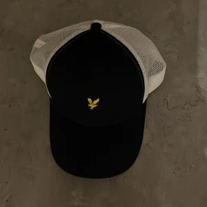 Lyle & scott - Säljer nu min fina lyle & scott keps för den inte kommer till någon användning 