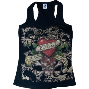 Ed Hardy topp - Ed hardy linne med diamanter💖100% bomull, väldigt mjukt och stretchiga:) Aldrig använt, nyskick! Fråga om ni vill ha mer bilder🫶