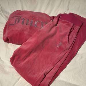 Säljer mitt rosa juicy couture set med diamanter! Det har lossnat en metallgrej på snöret på tröjan , men inget man lägger märke till! Säljer tröjan för 400, byxorna 300 eller hela setet för 600!💞Tröjan-M Byxan-S