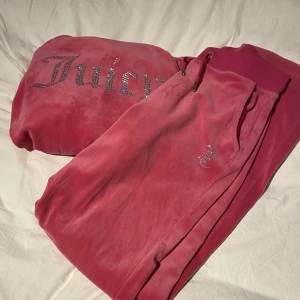Juicy set! - Säljer mitt rosa juicy couture set med diamanter! Det har lossnat en metallgrej på snöret på tröjan , men inget man lägger märke till! Säljer tröjan och byxorna styckevis 300 eller hela setet för 500!💞Tröjan-M (passar mig som har S) Byxan-S