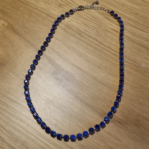 Strasshalsband - blå  - Blått halsband med strass Nyskick