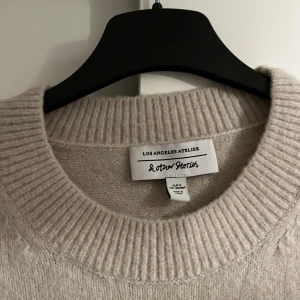 Stickad tröja  - Stickad tröja från and other stories. Fint skick!  Kan upplevas som kortare i modell