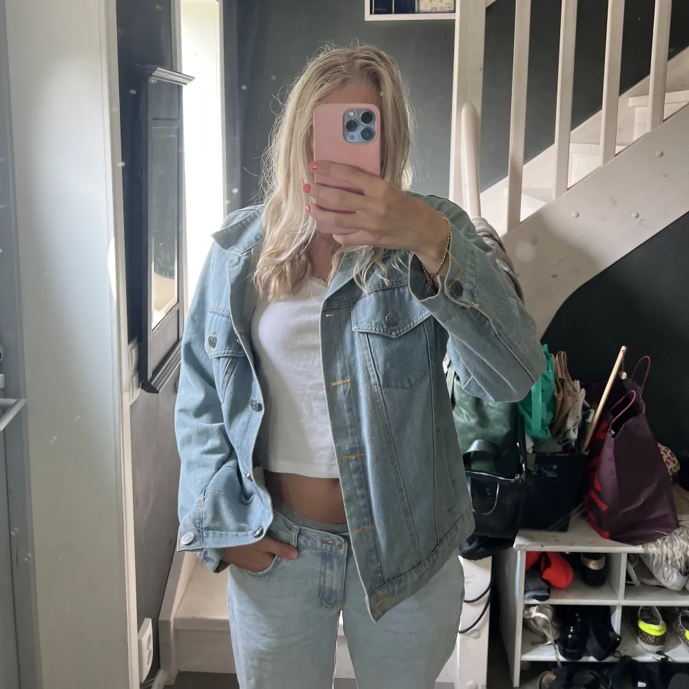 Jag säljer denna snygga oversized jeansjacka från Shein. Använt den en del men fortfarande i nyskick!. Takit.