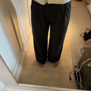 Raka kostymbyxor grå - Raka mörkgrå kostymbyxor. Så snygga och lite vidare / raka i passformen. Fickor bak och fram. 