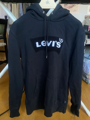 Levis hoodie M - Fin Levishoodie i storlek M. Ganska liten i storleken så passar snarare S. Använd och tvättad men i bra skick! 