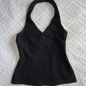Y2k kostym halterneck - Fin randig kostymtopp som är figursydd. Den har en dragkedja på sidan så man lätt får på sig den. Vintage 🦋