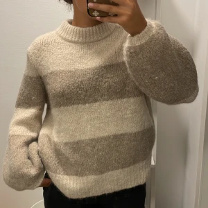 Stickad tröja - Beige stickad tröja från pieces💗
