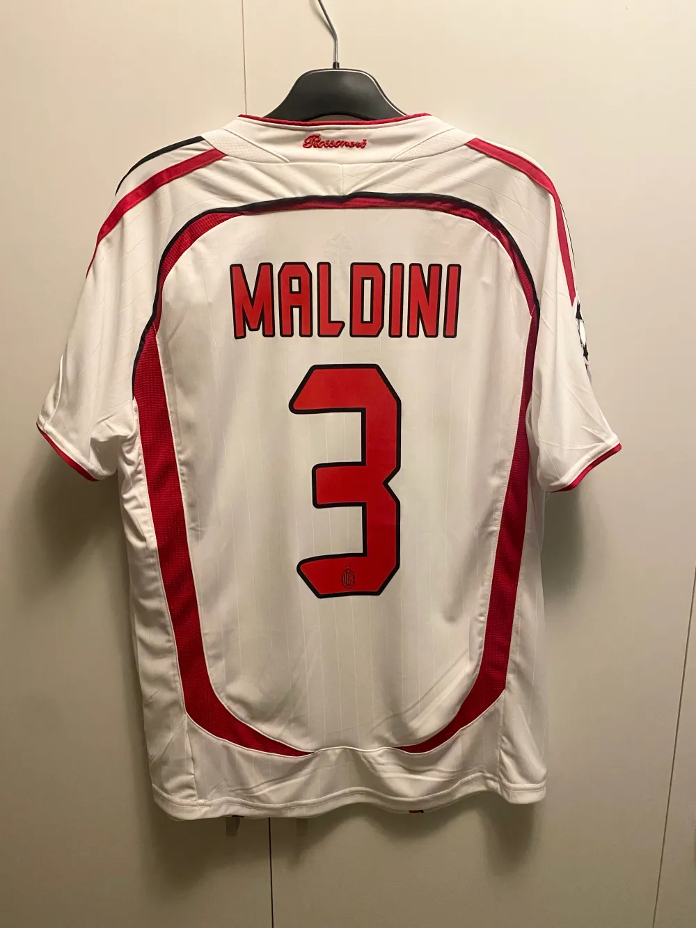 Helt nytt skick och oanvänd fotbollströja, inga tecken på slit, Maldini på ryggen, Milan hade denna modellen när de vann CL finalen 2007, har alla loggor och stämplar som originalet, Storlek S/M, pris kan diskuteras. T-shirts.