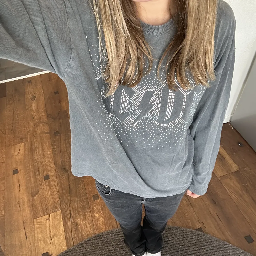 Säljer denna ACDC tröjan köpt från Zara då den inte kommer till användning tyvärr. Köpt förra året men använd Max 2 gånger ❤️ köpt på barnavdelningen men passar mig perfekt 😊. Tröjor & Koftor.