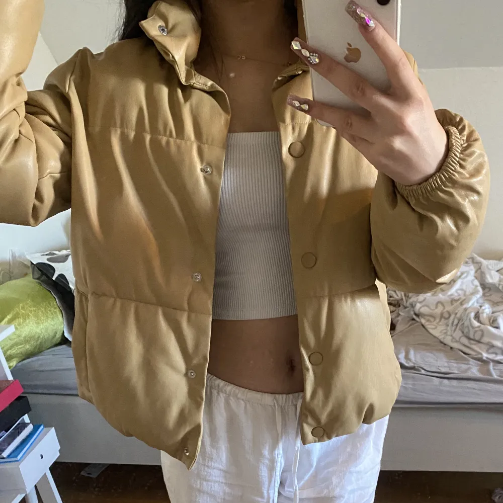 En beige pufferjacket från vero moda i storlek XS! Använt några gånger men ser som ny ut🩷 . Takit.