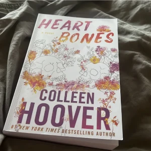Heart bones  - Colleen hoovers bästsäljare heart bones. Köpt för 225kr o nyskick. 