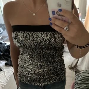 Paljetttopp - Säljer min fina paljetttopp den går att använda med eller utan band. Ryggen är svart!