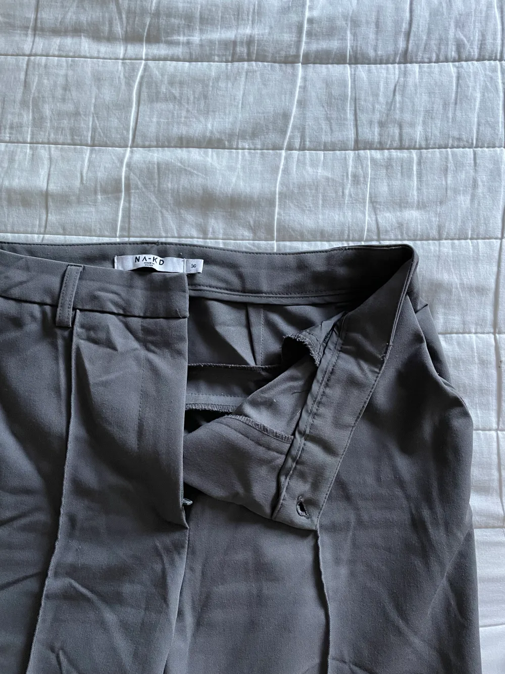 Snygga grå kostymbyxor från NA-KD, byxorna har slits både på in och utsidan vilken blir en snygg detalj . Jeans & Byxor.