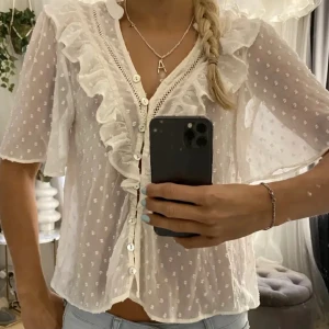 Zara blus  - Säljer min zara blus💕 den första knappen går inte att knäppa men inget man tänker på. Lånade bilder, skriv för frågor 💗