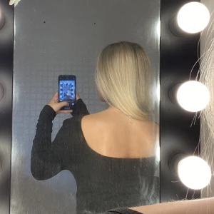 Tröja med öppen rygg - En svart tröjs med öppen rygg, aldrig använd endast testad. Storlek S passar även Xs💕💕