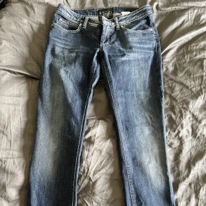 Lågmidjade acne jeans - Acne jeans i storlek 30/32! Skulle säga att den passar en S! Nnappt använd och i ett jätte fint skick!! Jeansen är lågmidjade!
