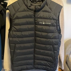 Sail racing väst - Nypris 2500, säljer 1000. Helt nytt skick knappt använd. Skriv för mer bilder 