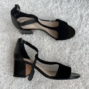 Svarta klackar  - Säljer dessa svarta klackar i storlek 38 från Clarks. Endast använda ett fåtal gånger, så väldigt fint skick💕