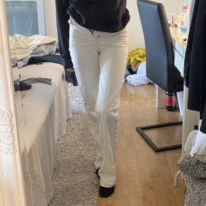 Populära vita straight jeans från bikbok🤍knappt använda Nypris 600:-