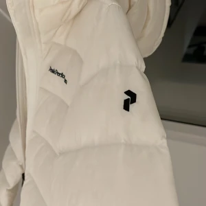 Peak performance jacka - Nästan oanvänd peak performance jacka, perfekt nu till vintern. Endast använd 2 gånger!! Säljer endast för bra pris