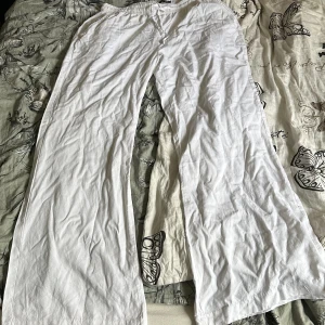 Vita linnebyxor - ALDRIG använda! Tyckte inte om hur dom satt på mig så säljer dem vidare! I storlek L men passar även M