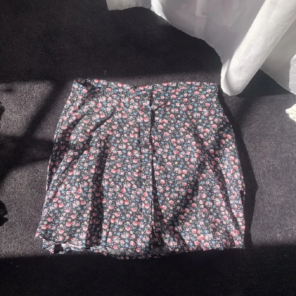 Superfin kjol från h&m som tyvärr inte kommer till användning längre, inga defekter och köptes för 2 somrar sedan i stl 34⭐️Nypris: 350kr. Kjolar.