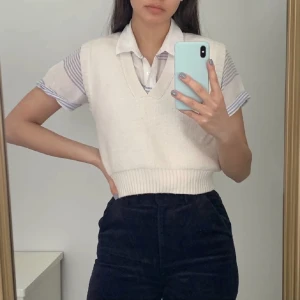 Gina tricot väst - Säljer denna jättefina stickade västen i stl XS. Köpt för 450 kr säljer för 85 kr. 