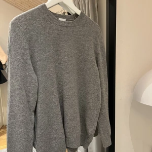 Stickad tröja Zara - Ljusgrå stickad tröja från zara i nyskick. Fint stickad i ullmix🫶🏼