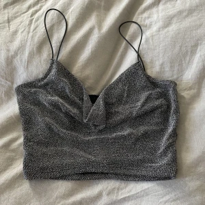 Silvrig topp från H&M - Liten silvrig topp i bra skick! 